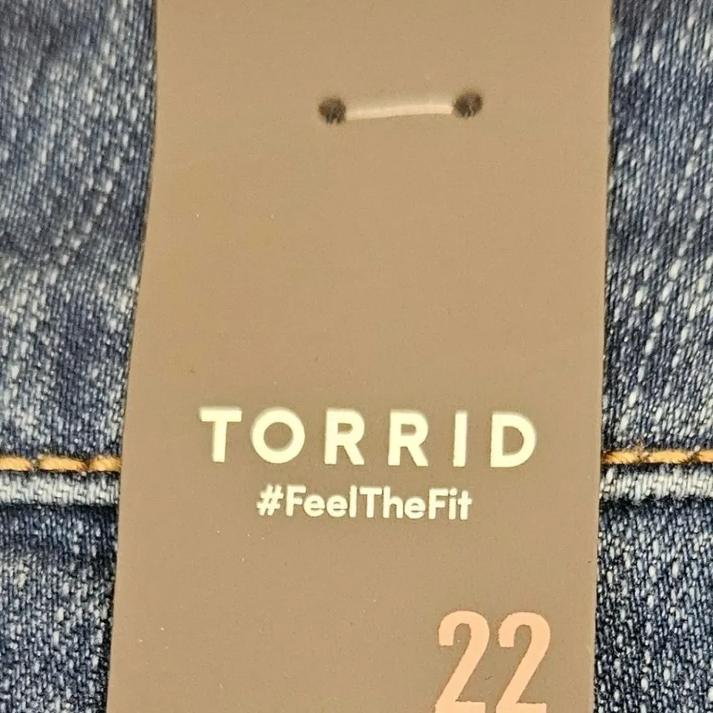 TORRID Plus Size Mid-Rise Vintage Stretch denim Skort. SIZE 22
